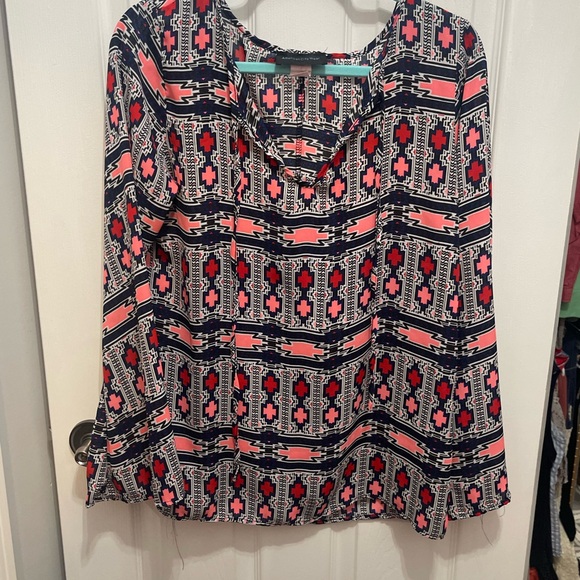 American City Wear Red and White Graphic Blouse with Cuffed Long Sleeves - Picture 3 of 10